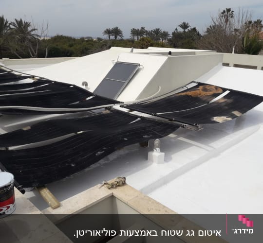 פחיות צבע לאיטום על גג לבן